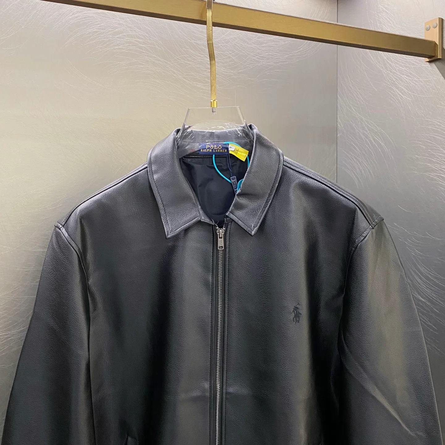 P430 Polo Ralph Lauren zipper solid color lapel long-sleeved leather single jacket men's black simple quality style, the fabric is simulated pebbled leather, the version is customized from the original version, the three-dimensional tailoring is not too loose! ! Custom molded zippers! ! The brand's meticulous three-dimensional equestrian embroidery on the chest is super delicate! ! Customized collar label, QR code can be scanned! ! Three pieces of leather are spliced ​​on the back body, and there are custom buttons on the hem to adjust the tightness! A must-have for stylish men Color: Black Size: S-XL (four sizes available) S M L XL Bust: 118 122 126 130 Shoulder width: 49.6 50.8 52 53 Length: 68 70 72 74 Sleeve length: 62 63 64 65